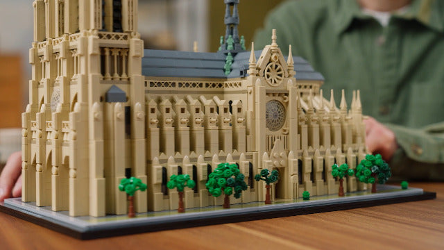 LEGO  Notre-Dame de Paris - Maquette à Construire d’Exposition Architectural - Set pour Adultes - Cathédrale 21061 pièces